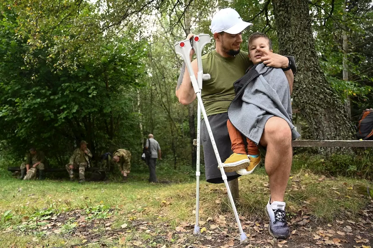 Randonnée en montagne: des amputés ukrainiens retrouvent le sourire