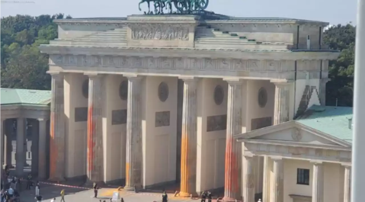 Berlino, attivisti del clima spruzzano vernice sulla Porta di Brandeburgo