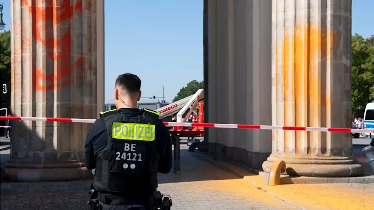 Klimaaktivisten besprühen Brandenburger Tor