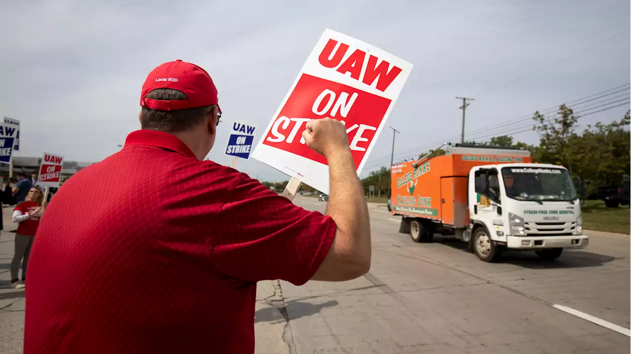 Ford and GM announce hundreds of temporary layoffs with no compensation due to strike