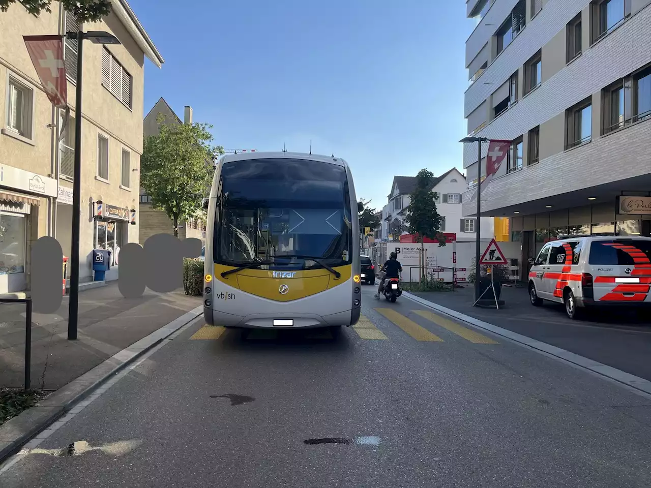 Linienbus kollidiert mit Fußgängerin in Neuhausen am Rheinfall