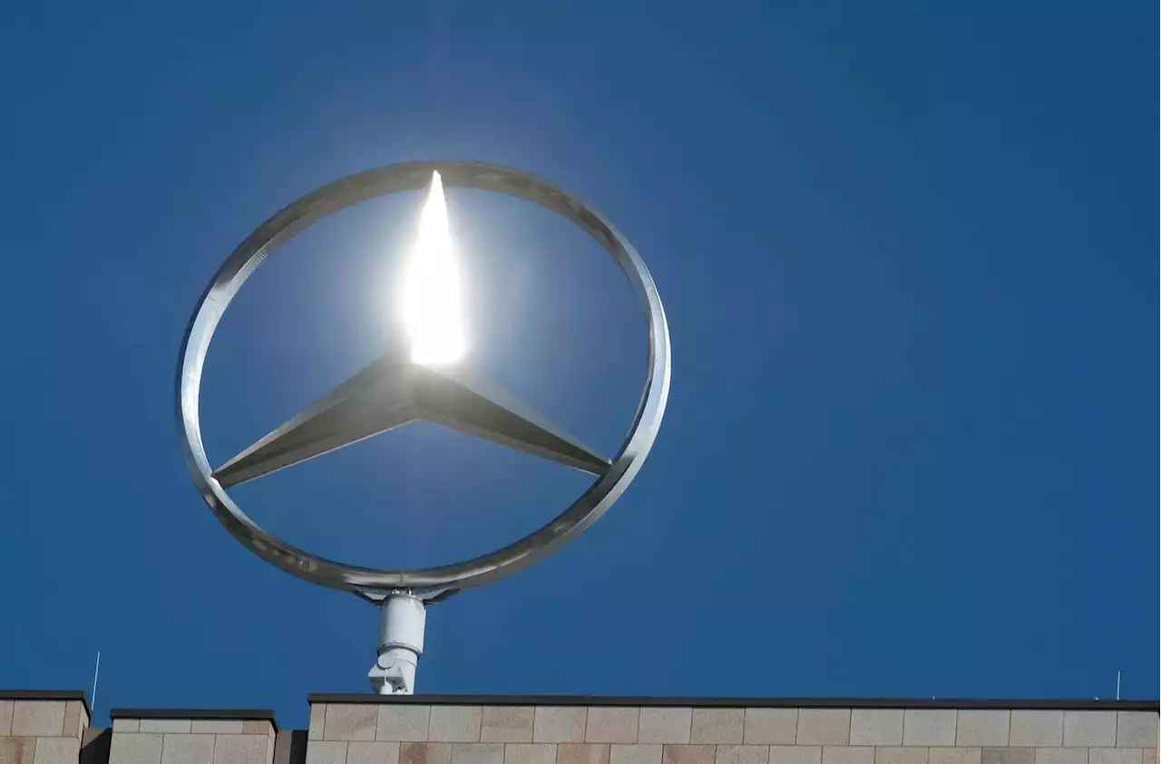 Mercedes-Stern auf alter Zentrale wird abgebaut