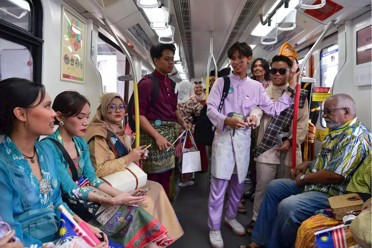 Comms Ministry aims to make 'Keretapi Sarong' a National Month activity