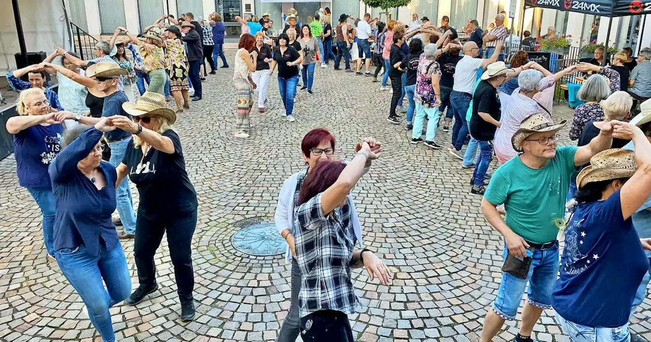 Herbst- und Winterprogramm: Volkshochschule lehrt das Tanzen wie im Wilden Westen