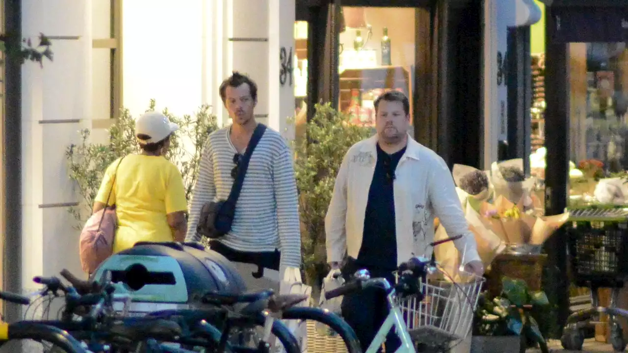 Harry Styles e James Corden: amici in bici a Londra