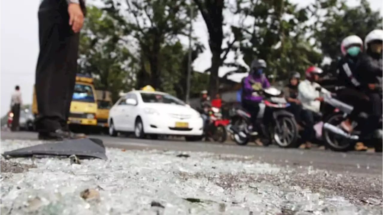 Sopir Angkot Tewas Setelah Tabrak Warung Nasi Padang Kocak