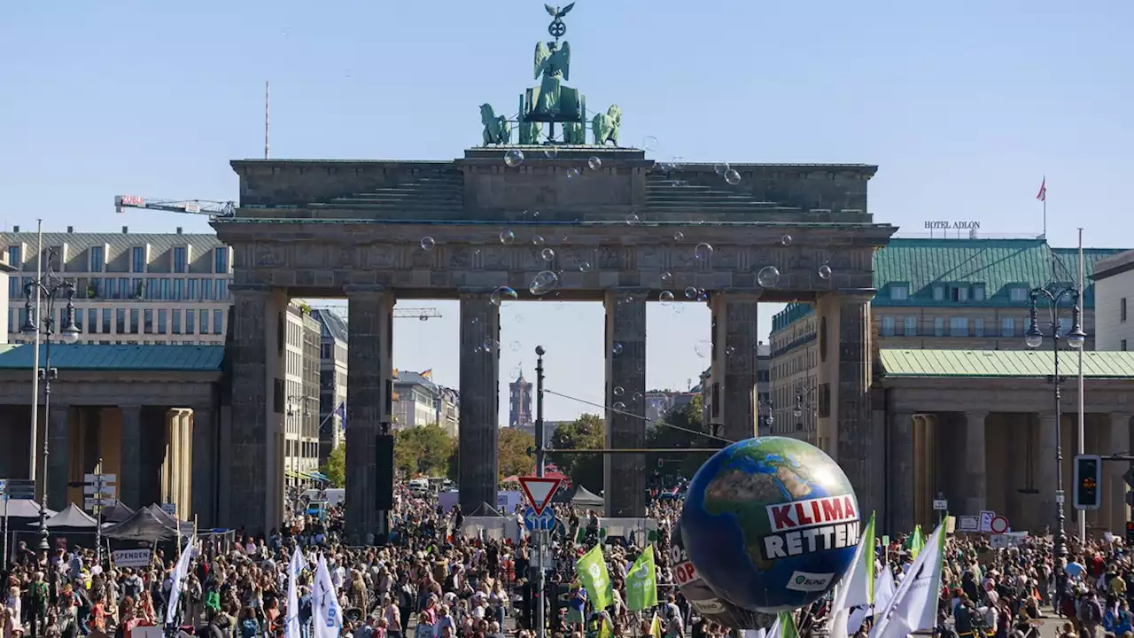 Top-News kompakt: Aktivisten besprühen Brandenburger Tor mit Farbe