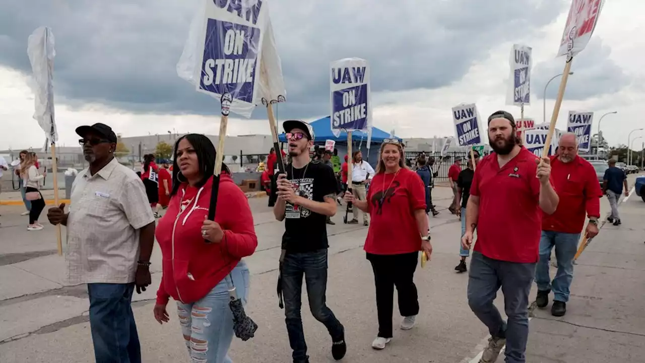 UAW strike enters 4th day amid negotiations with General Motors, Ford, Stellantis