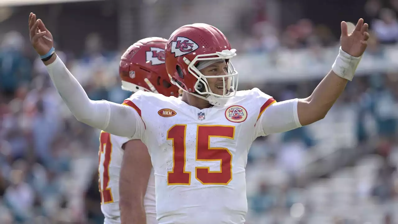 Chiefs, Mahomes agree to restructured deal to include big pay raise, AP source says