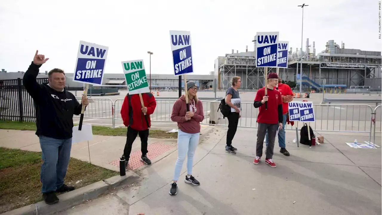 Live updates: United Auto Workers, UAW, go on strike against GM, Ford and Stellantis