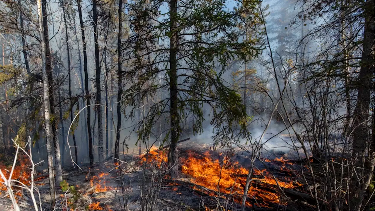 Hay River residents returning home with active fire 500 metres from hospital