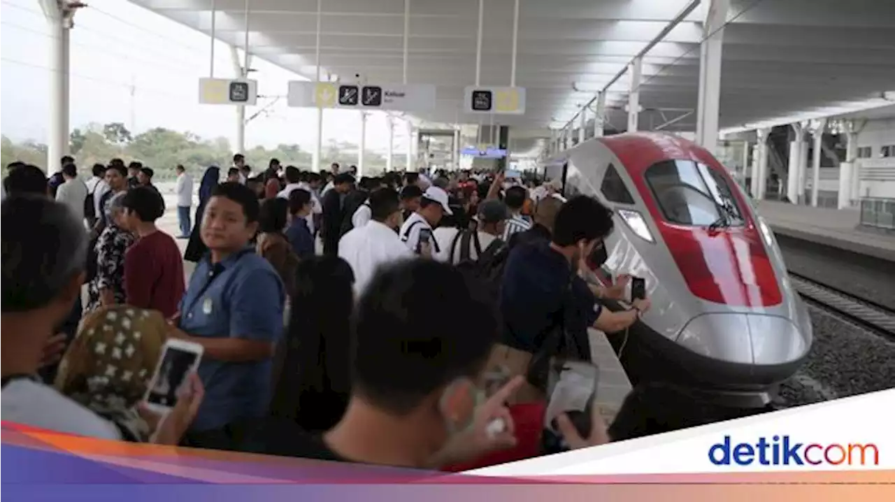 Potret Antusias Warga Jajal Kereta Cepat Jakarta-Bandung