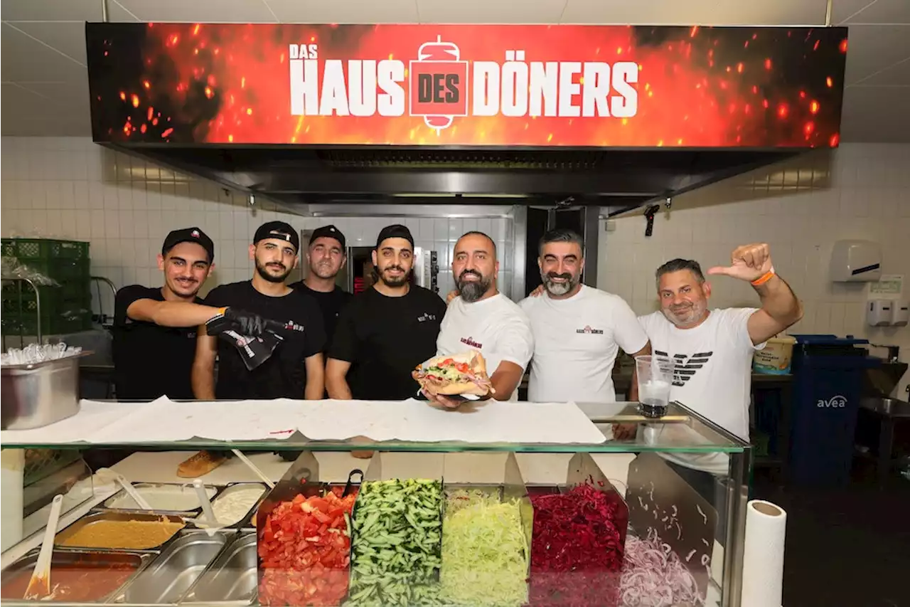 Zu sehen im Rhein-Energie-Stadion: Nach irrem Netflix-Zoff: Döner-Kette muss Logo ändern