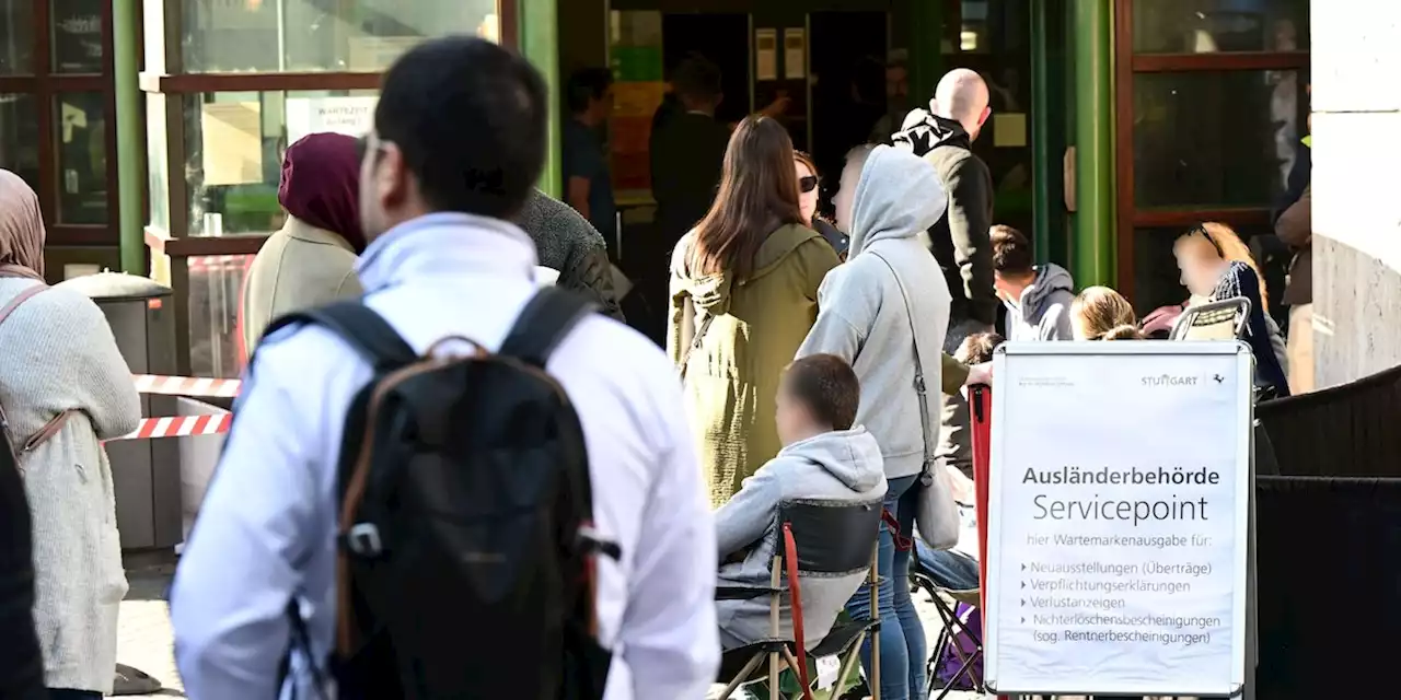 Menschen warten über 12 Stunden vor Ausländerbehörde auf Termin