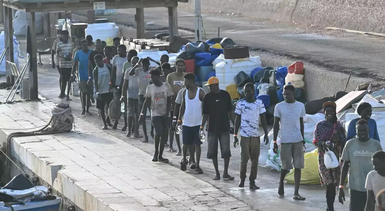 Lampedusa, caos a Porto Empedocle: migranti in fuga dalla struttura sul molo