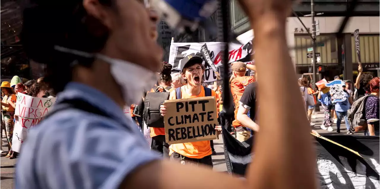 Le foto della marcia contro i combustibili fossili a New York