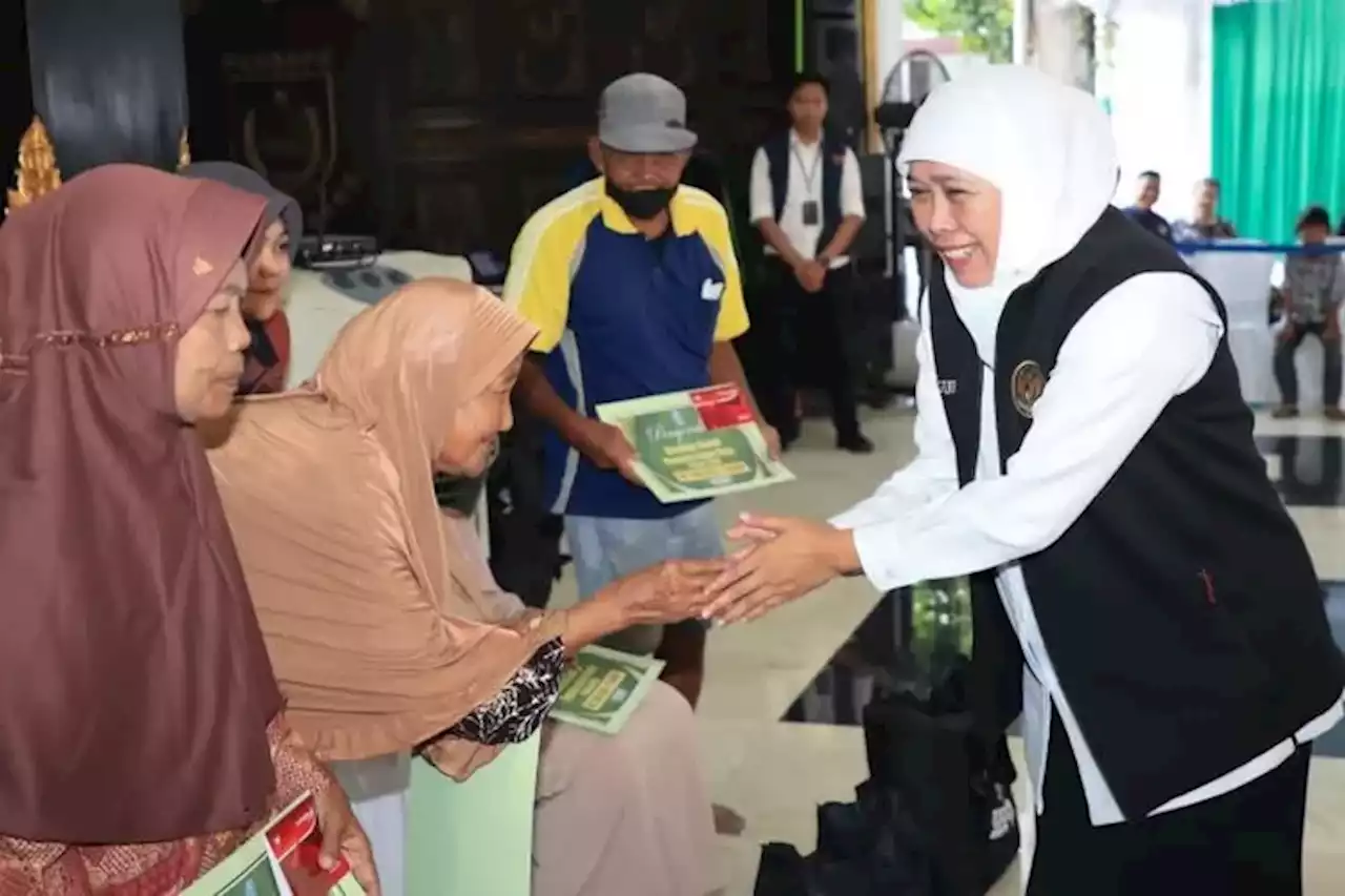 Gubernur Khofifah Bagikan Berbagai Bantuan Sosial di Jombang, Upaya Tingkatkan Daya Beli Masyarakat