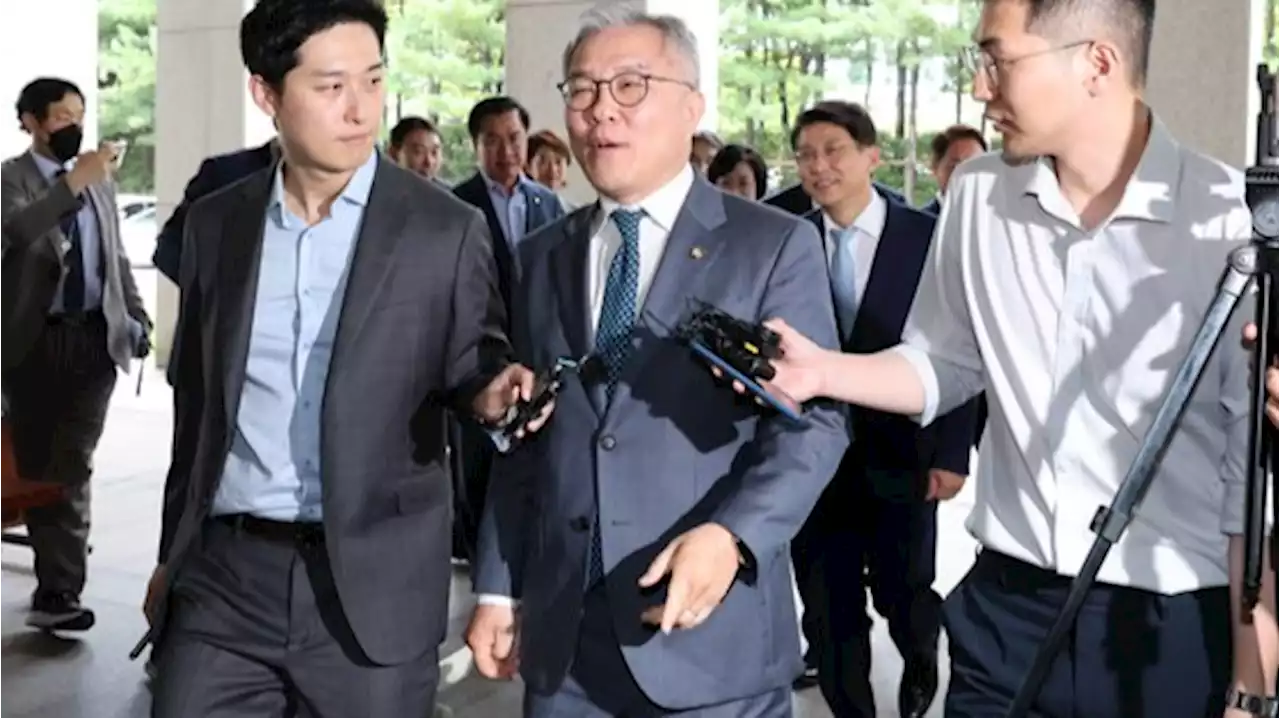 최강욱, 의원직 상실…'조국 아들 인턴확인서' 집유 확정