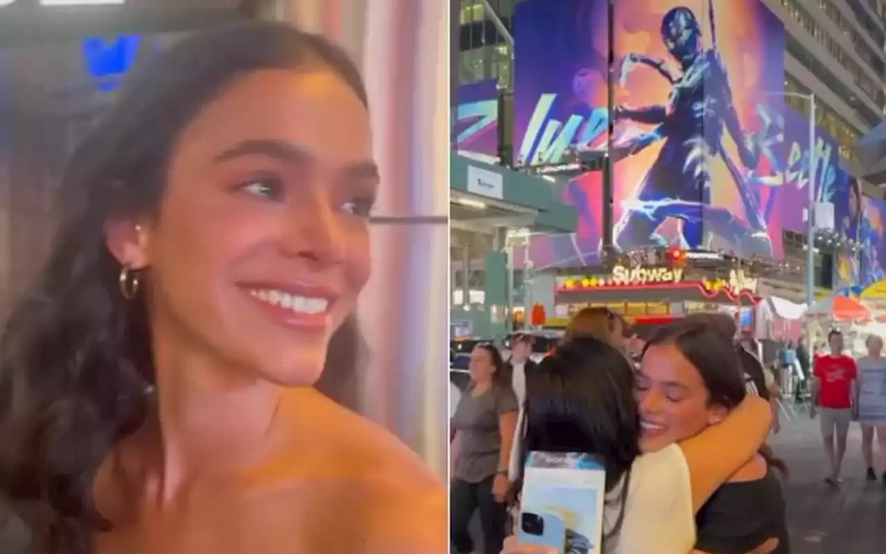 Bruna Marquezine cai no choro ao ver sua foto no painel de 'Besouro Azul' na Times Square | Celebridades