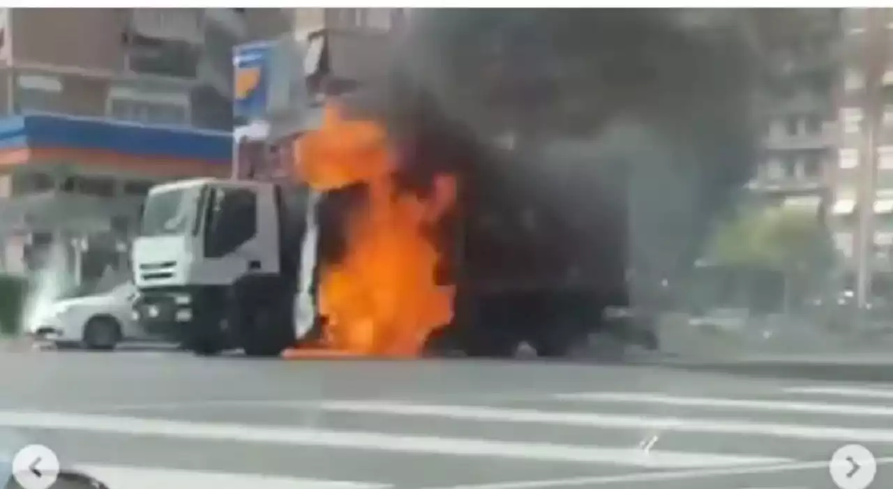 Ama, camion a fuoco sulla Tuscolana a Roma: fumo denso costringe i residenti a chiudersi in casa