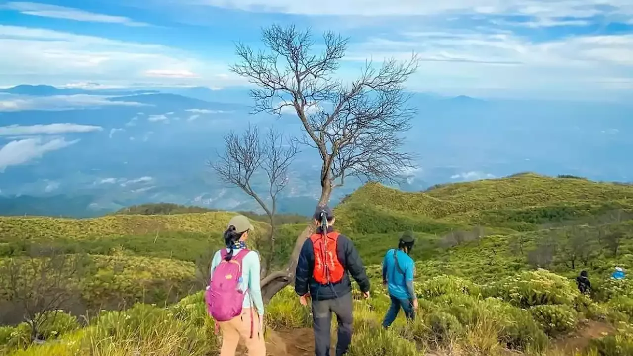 6 Fakta Menarik Gunung Ceremai Yang Dijuluki Atap Jawa Barat