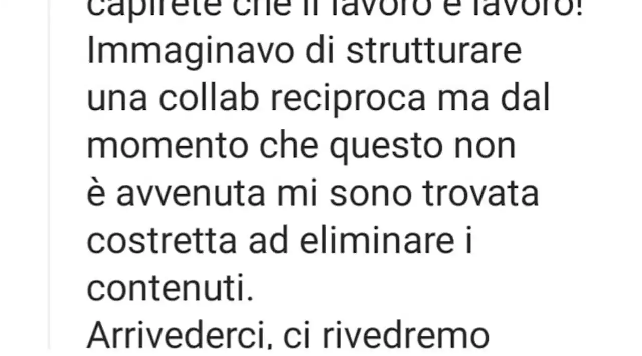 Napoli, influencer mangia in una nota pizzeria: le arriva il conto e cancella le storie su Instagram