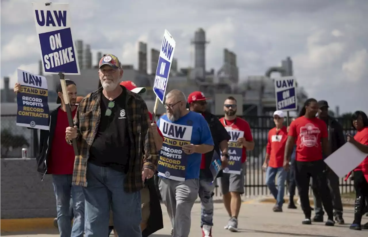 Trabajadores de armadoras de México se solidarizan con huelguistas de EU