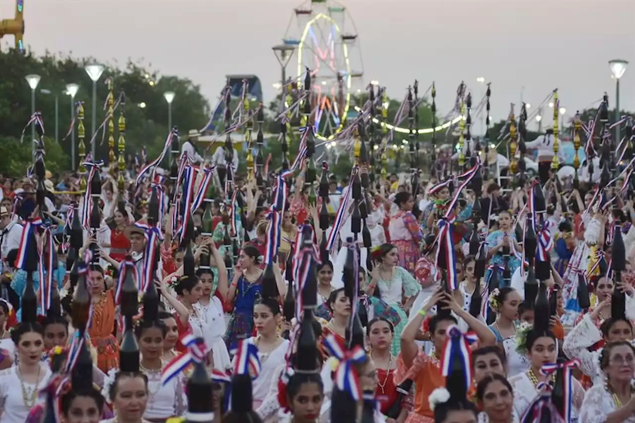 Paraguay rompe Récord Guinnes con 500 mujeres botelleras danzando