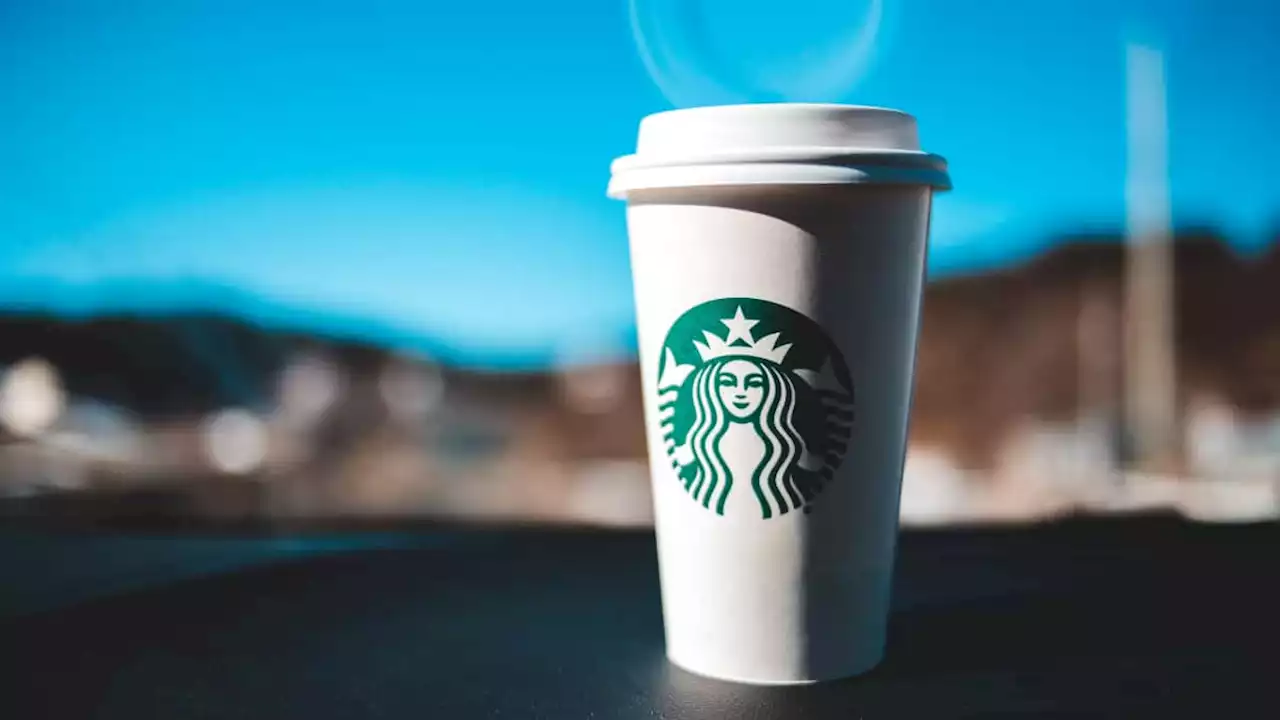 Starbucks sentencia a muerte a sus icónicos vasos de papel