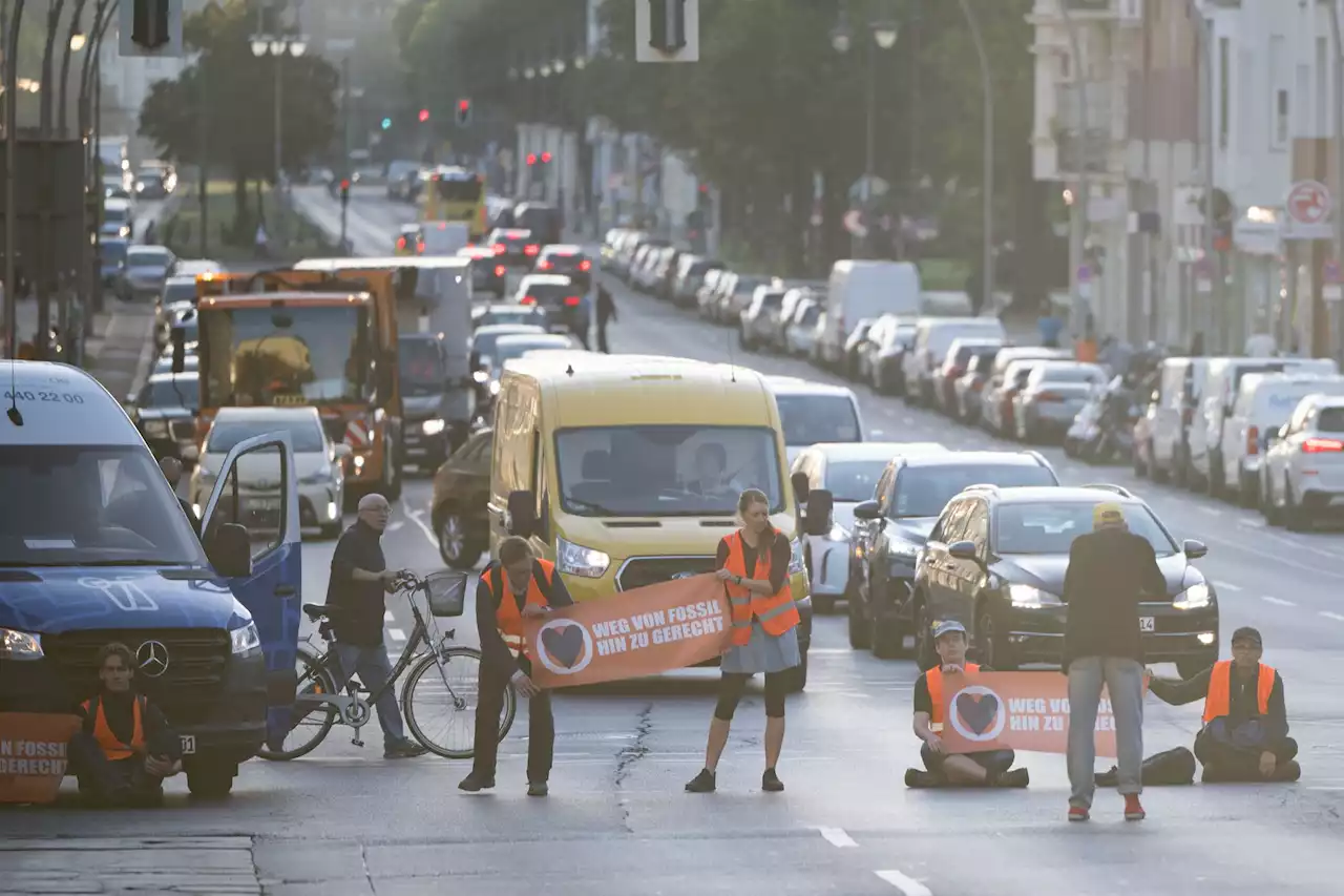 Blockaden von Klimademonstranten in vielen Orten in Berlin