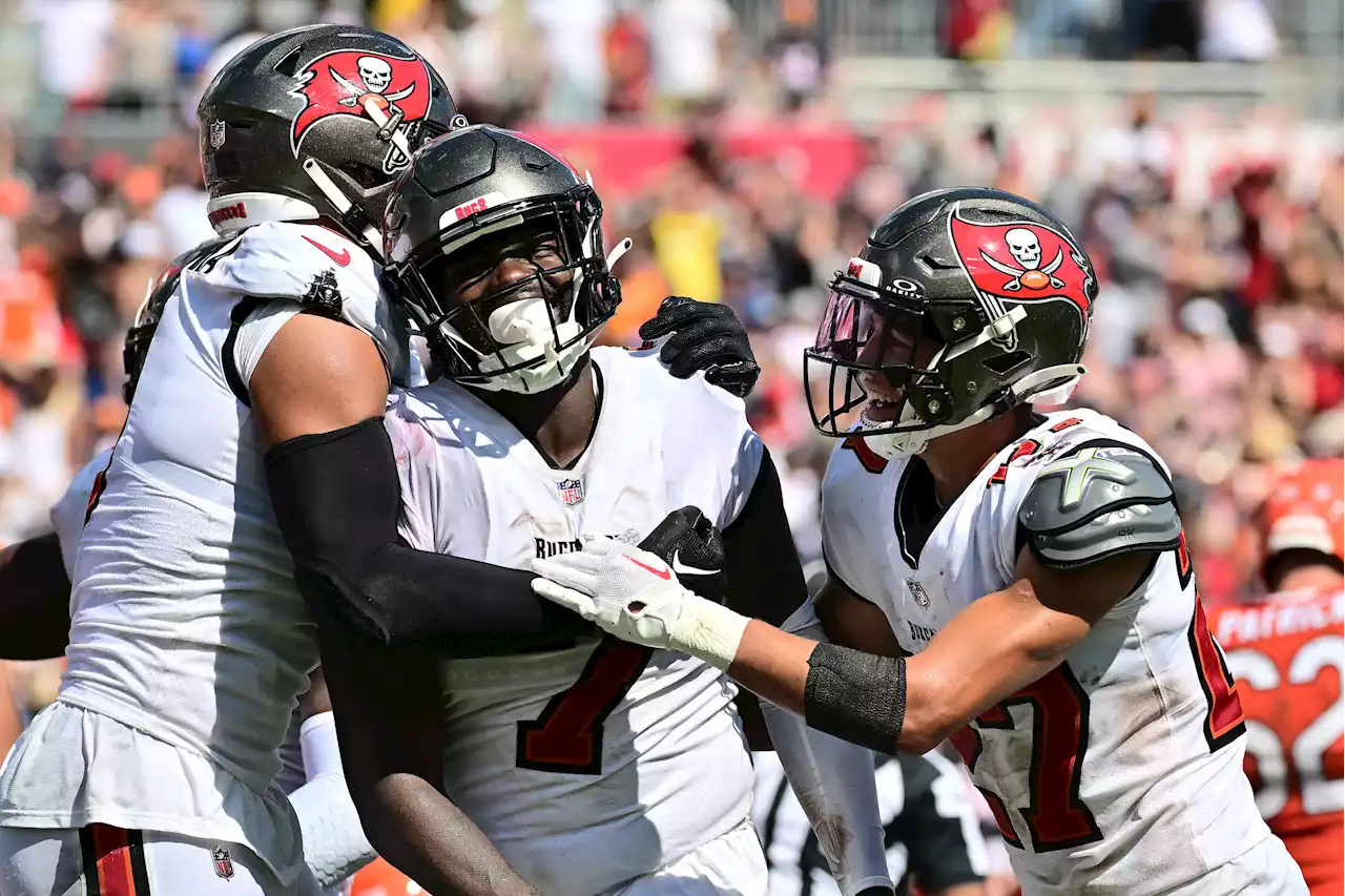 Buccaneers LB Shaquil Barrett honored late daughter in win over Bears