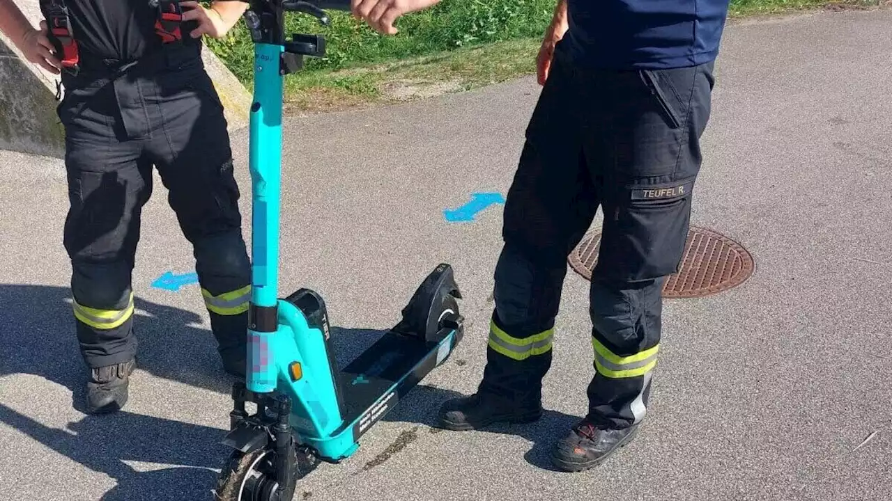 Feuerwehrleute fischten Scooter aus der Ybbs