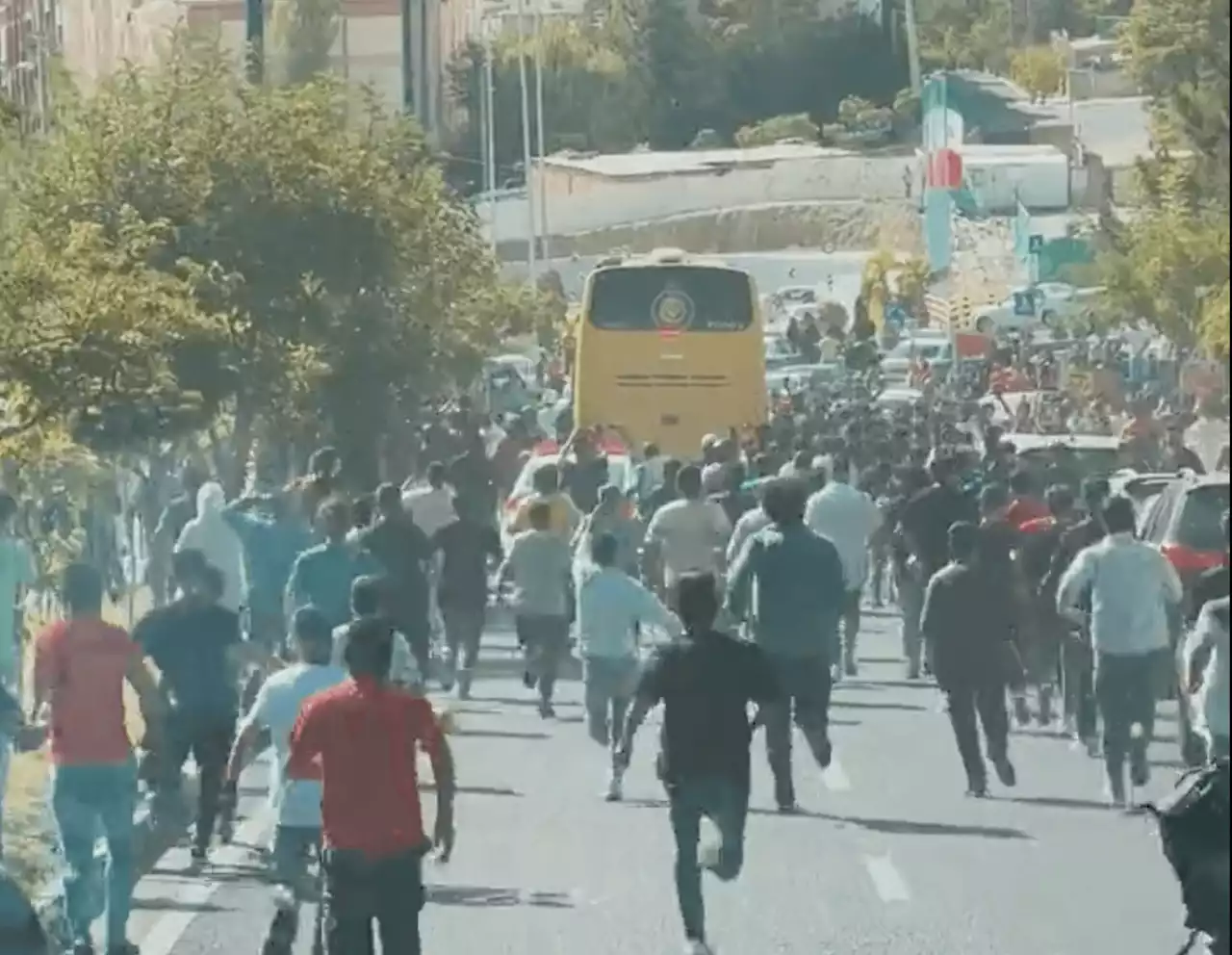 VÍDEO: Multidão corre atrás de ônibus no Irã para tentar ver Cristiano Ronaldo