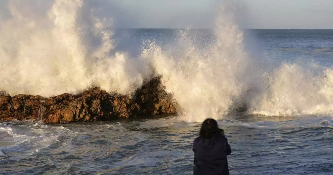 Olas provocadas por 'marea viva' causan dos muertes en Sudáfrica, además de daños en edificios