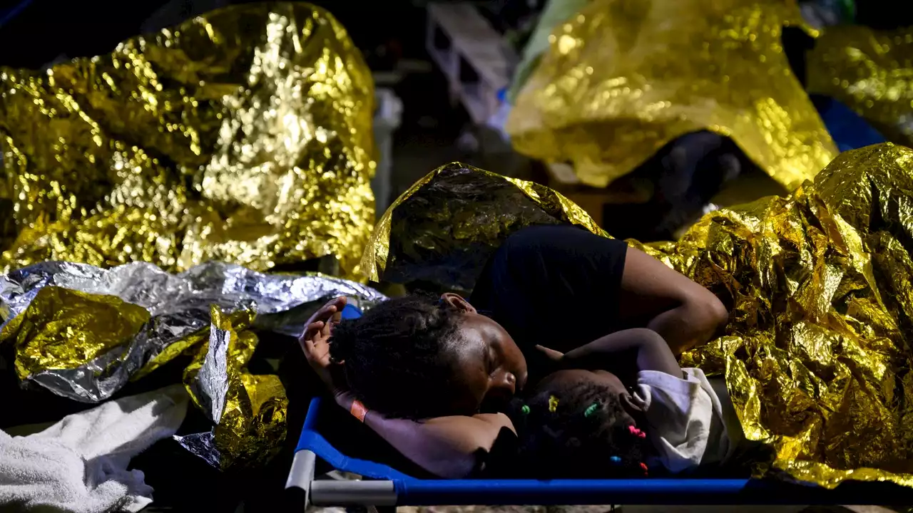 'Explota' la situación en Lampedusa: más de 12.000 migrantes en una isla de 20 kilómetros cuadrados