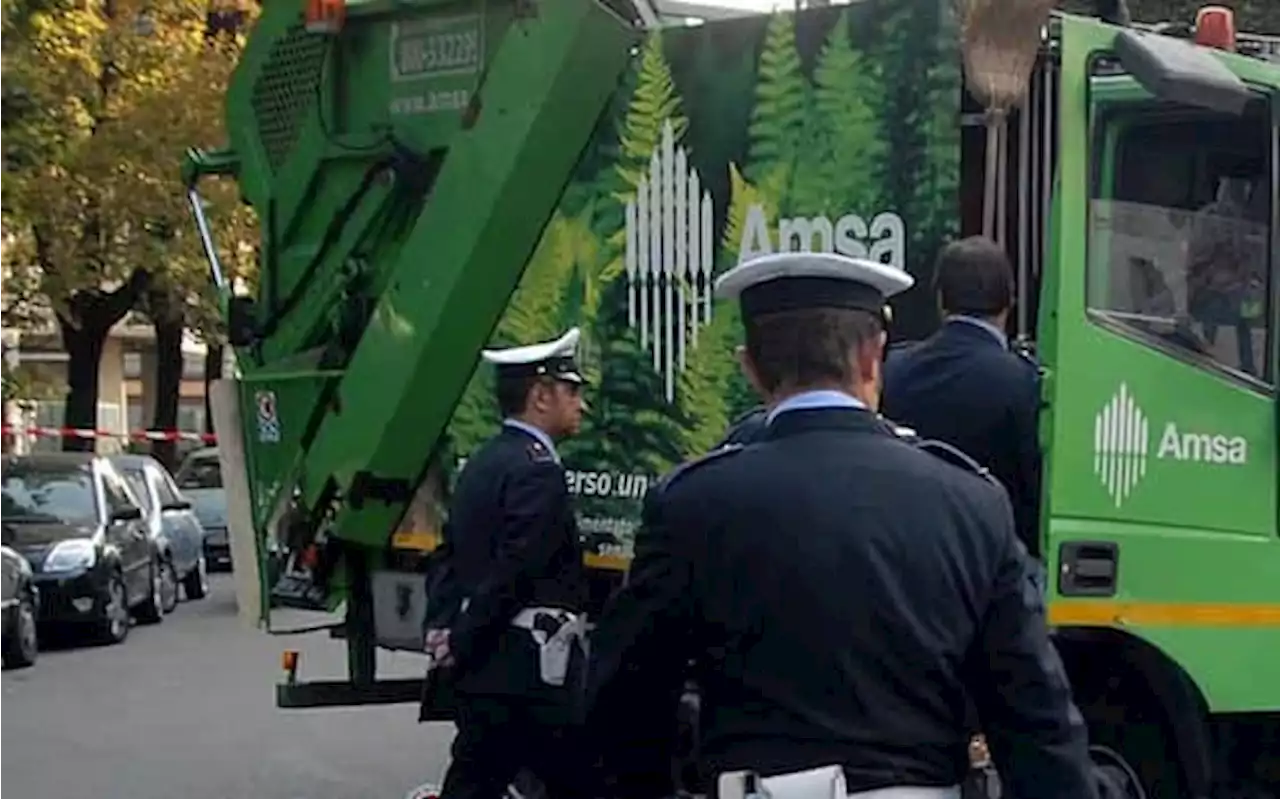 Ancora un incidente a Milano, donna investita da mezzo Amsa: è grave