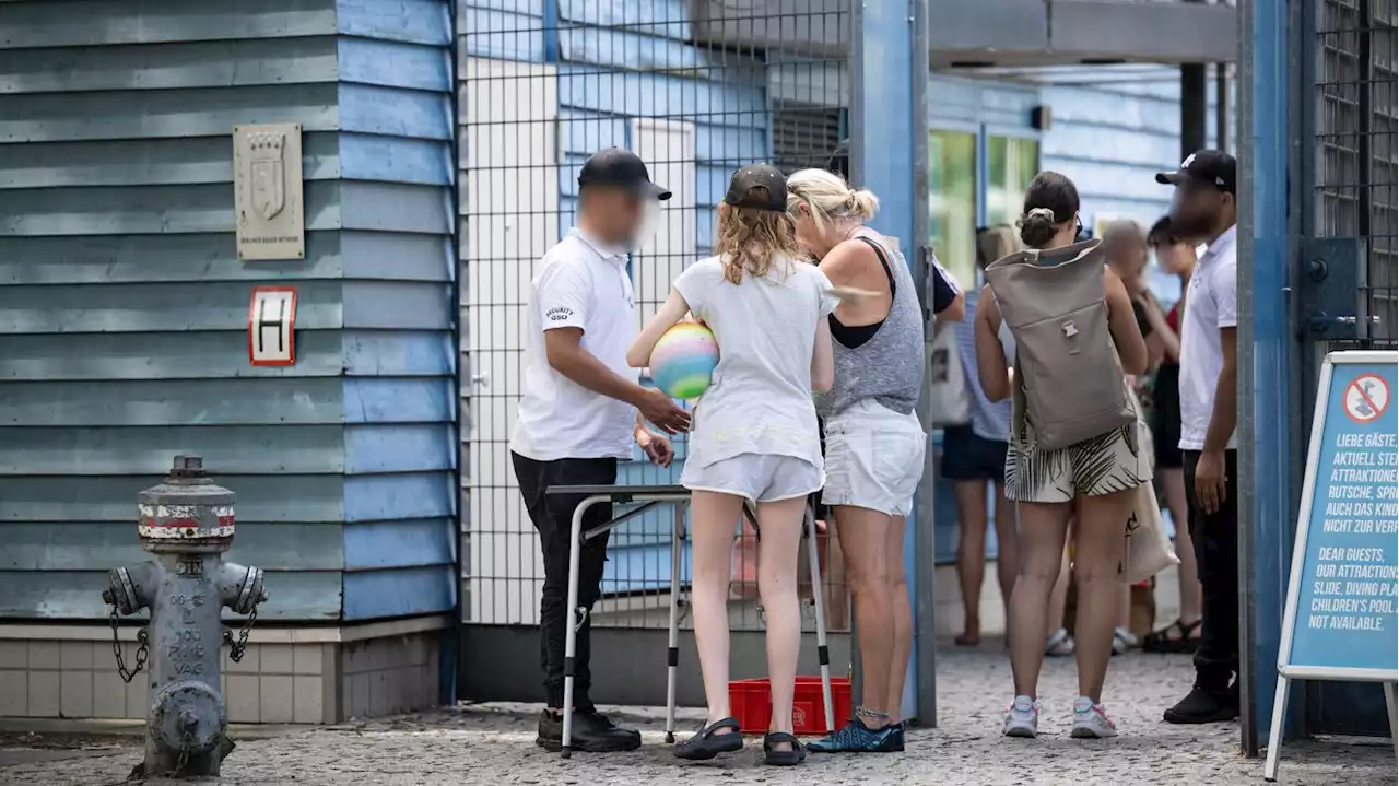 Erste Bilanz zu Ausweiskontrollen: Mehr Hausverbote, aber weniger Polizeieinsätze in Berlins Freibädern