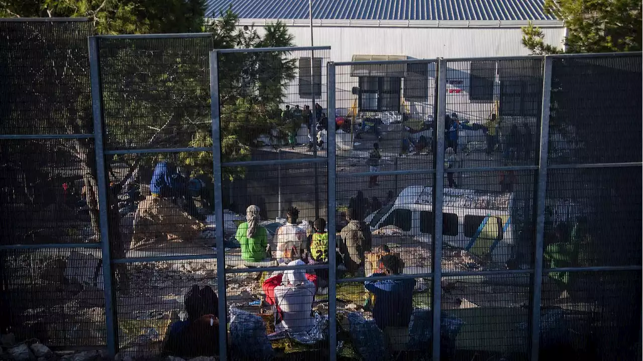 „Unmenschliche“ Bedingungen : Migranten verlassen Aufnahmelager auf Sizilien