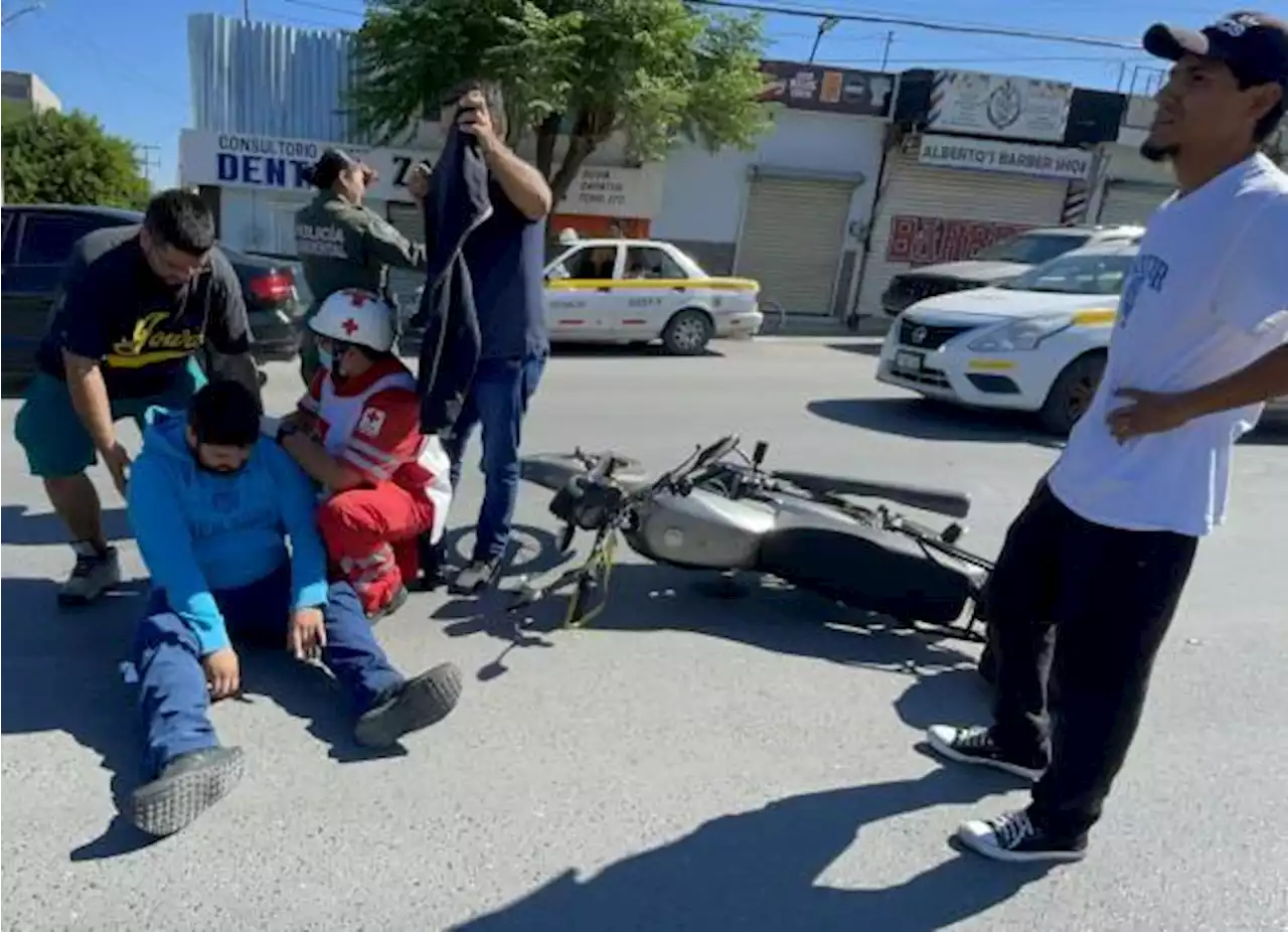 Imprudente taxista derriba a motociclista y lo deja delicado, al oriente de Saltillo