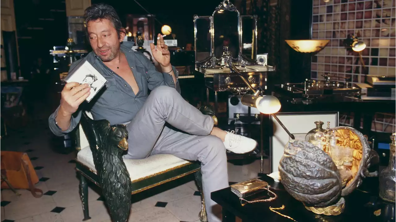 Serge Gainsbourg chez lui, rue de Verneuil, en 15 photos vintage