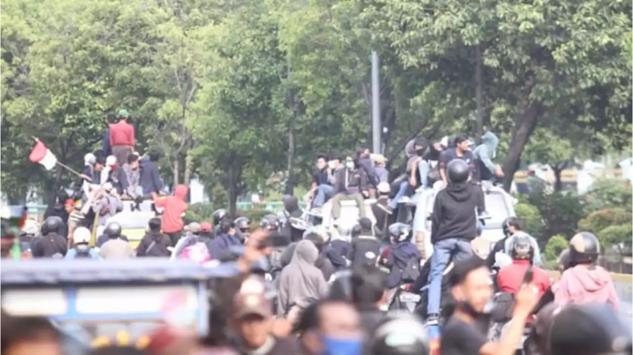 Viral Sosok Polisi Andi Hidayat yang Tak Gentar Hadapi Pendemo Sendirian di Rempang