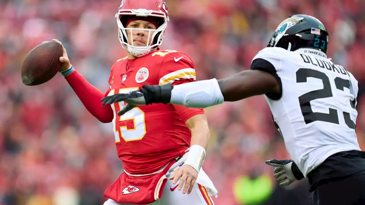 Kansas City Chiefs beat the Jacksonville Jaguars 17-9 at EverBank Stadium