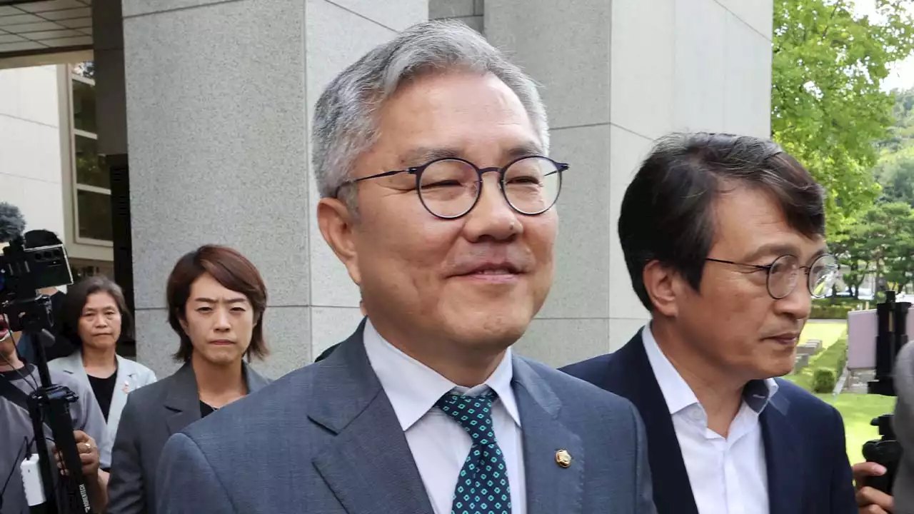 대법, '허위 인턴' 최강욱 징역형 집행유예 확정...의원직 상실