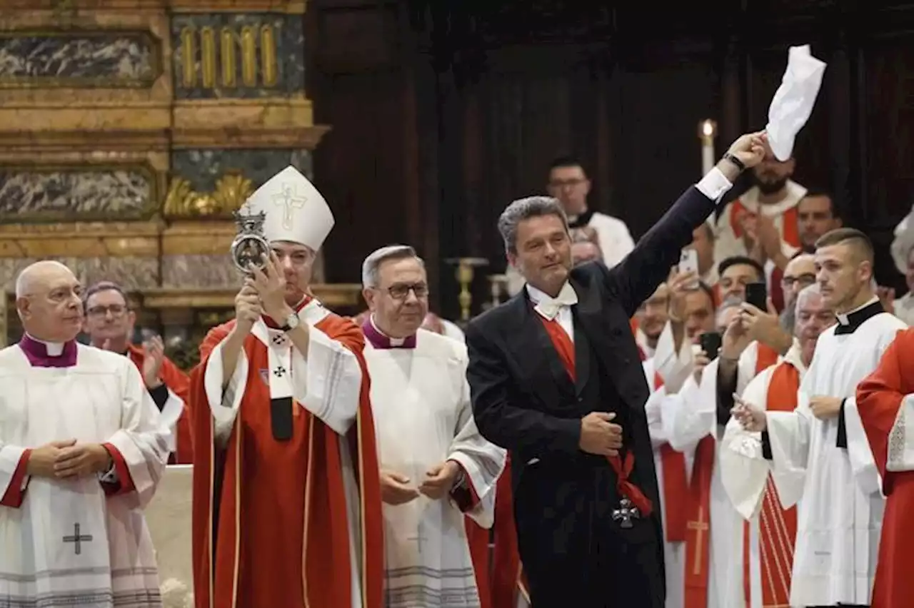 Si è sciolto il sangue di San Gennaro, applausi dei fedeli - Ultima ora