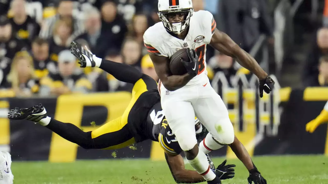 Browns star running back Nick Chubb carted off with knee injury vs. Steelers