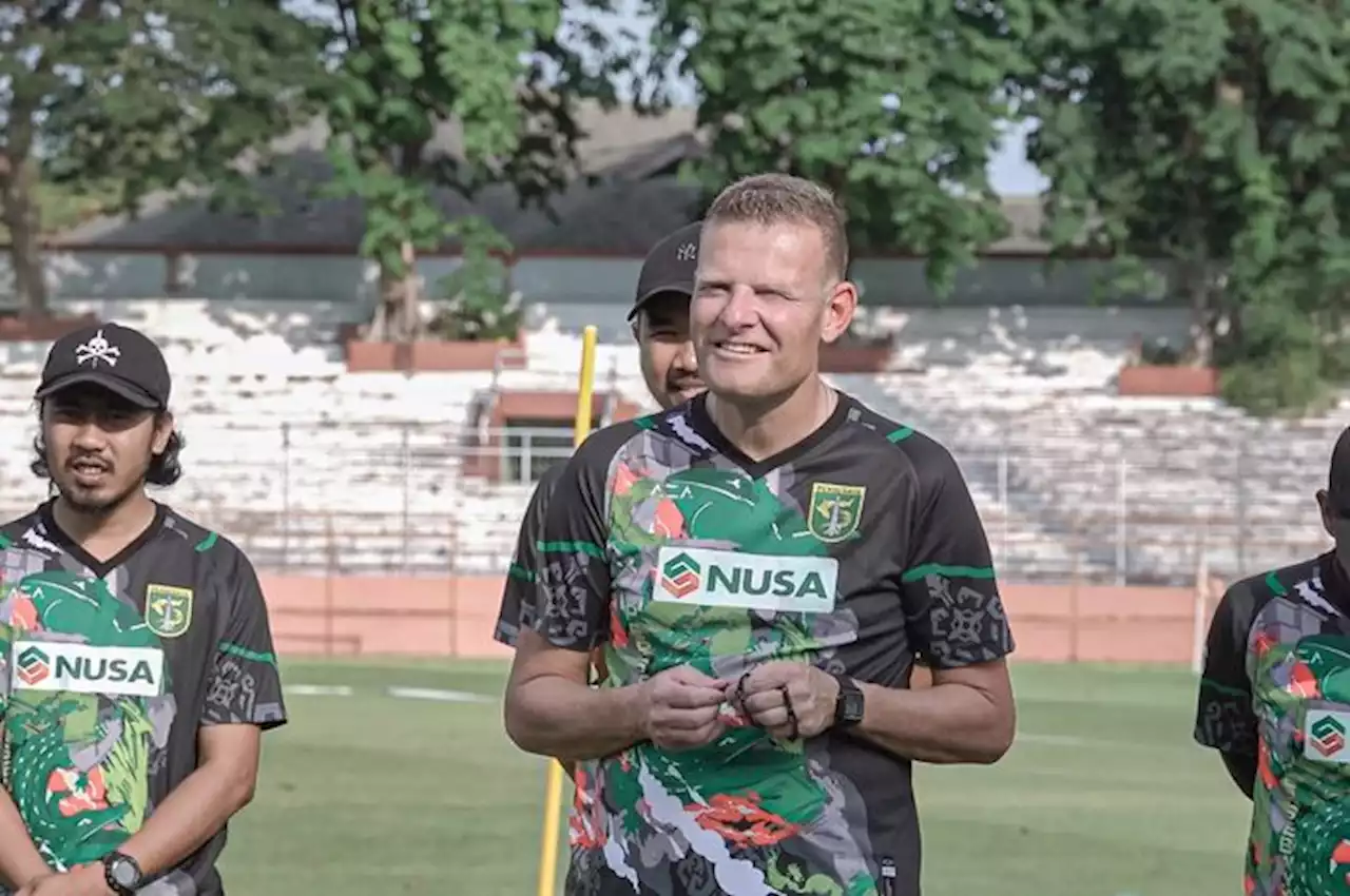 Josep Gombau Angkat Bicara Soal Tekanan Suporter Persebaya Jelang Derbi Jatim