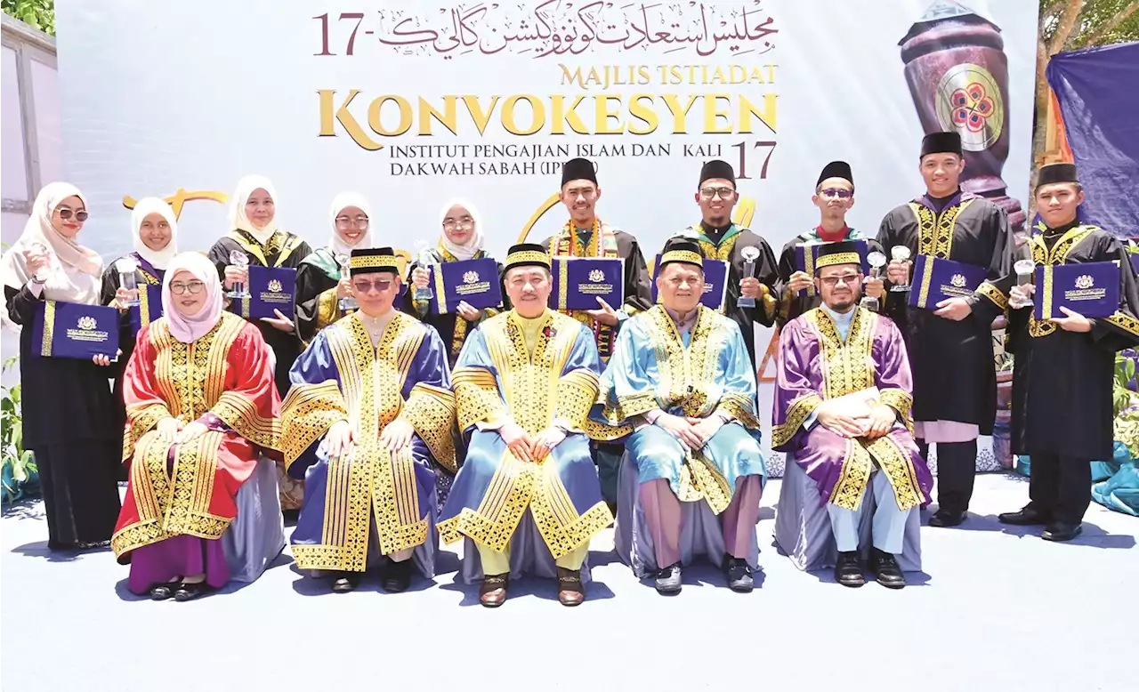 293 Alumni of Institute of Islamic Studies and Dakwah Sabah grads receive scrolls from CM