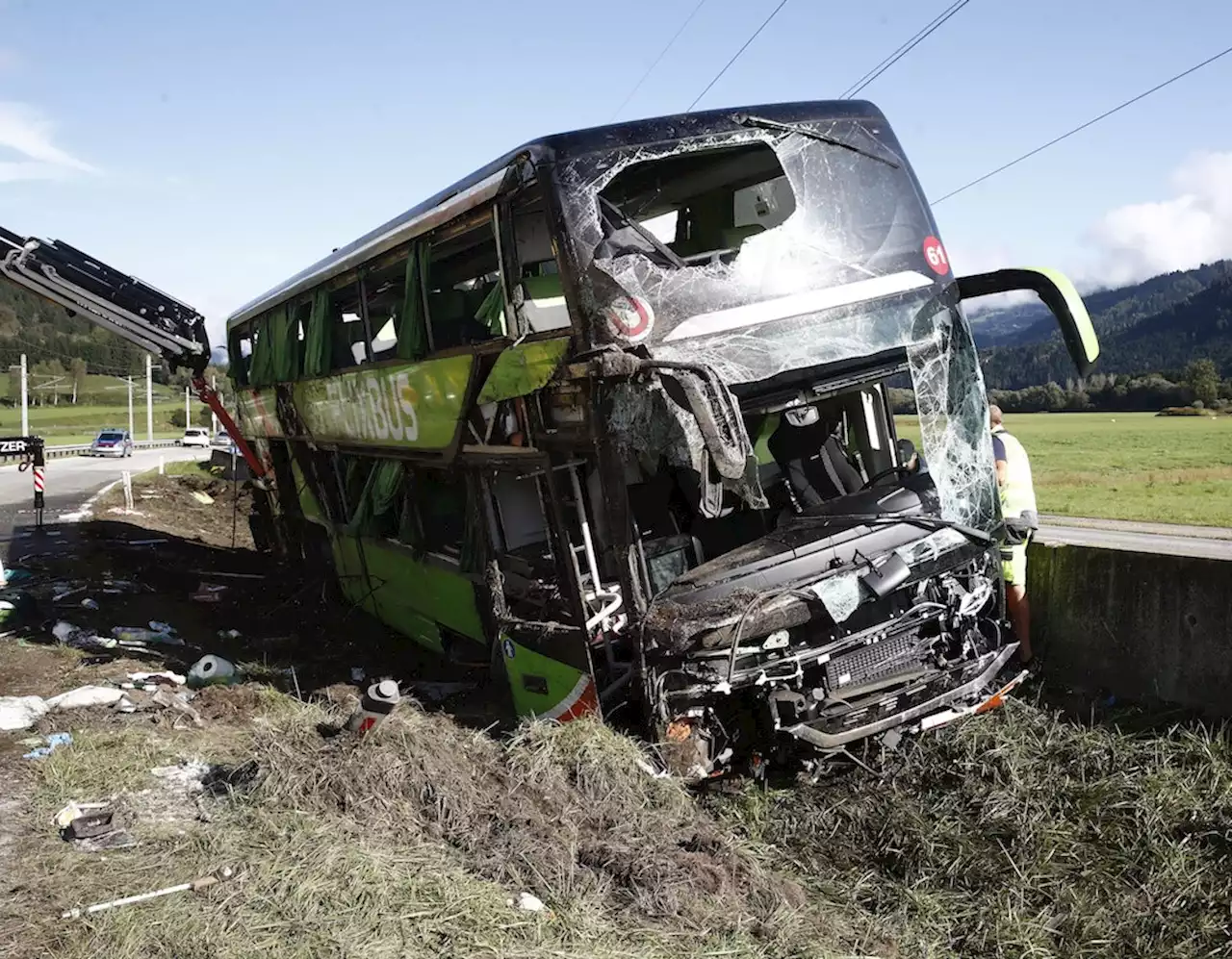 Heftiger Unfall: Flixbus prallt in Leitplanke und kippt um – junge Frau (19) stirbt, 20 Verletzte