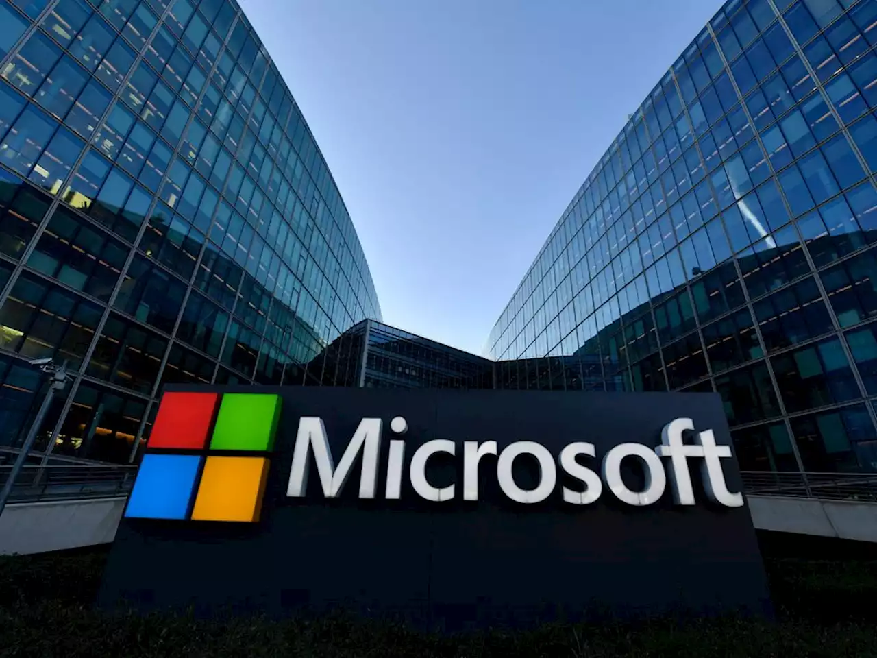 Microsoft eyes Apple’s spot as world’s most valuable stock