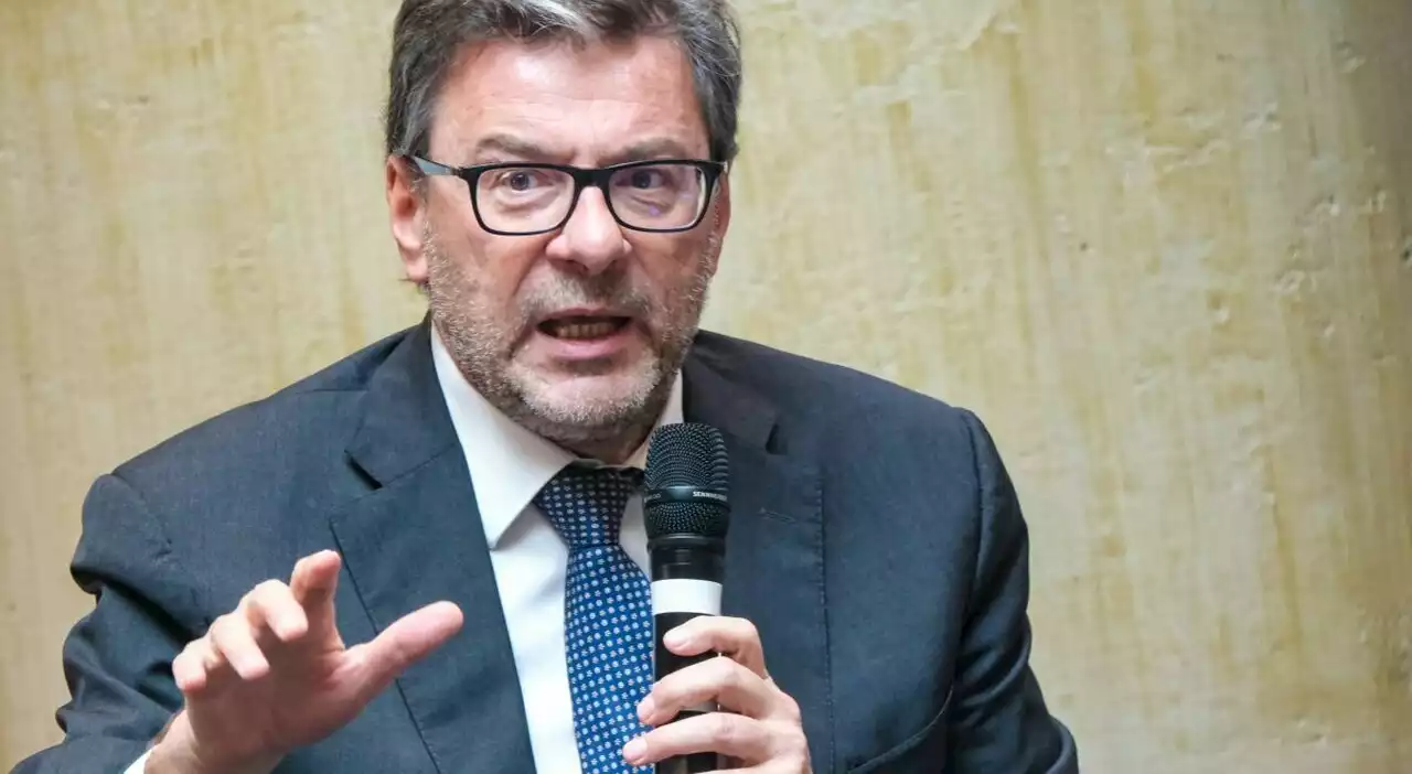 Manovra, Giorgetti: «Il rialzo dei tassi ha frenato l'economia, abbiamo 14 miliardi in meno»